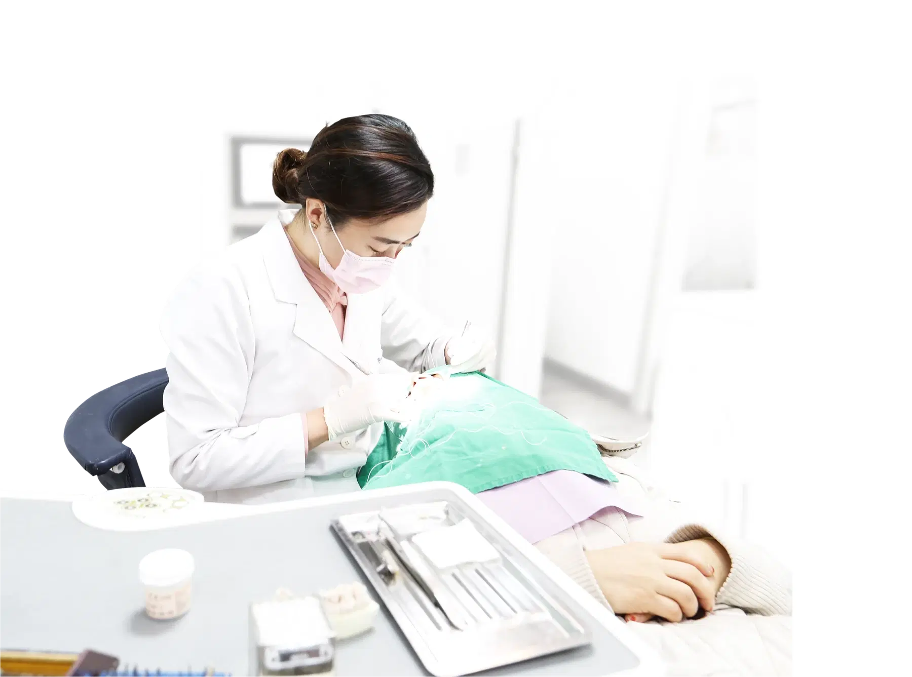 환자를 진료하고 있는 박인영 원장